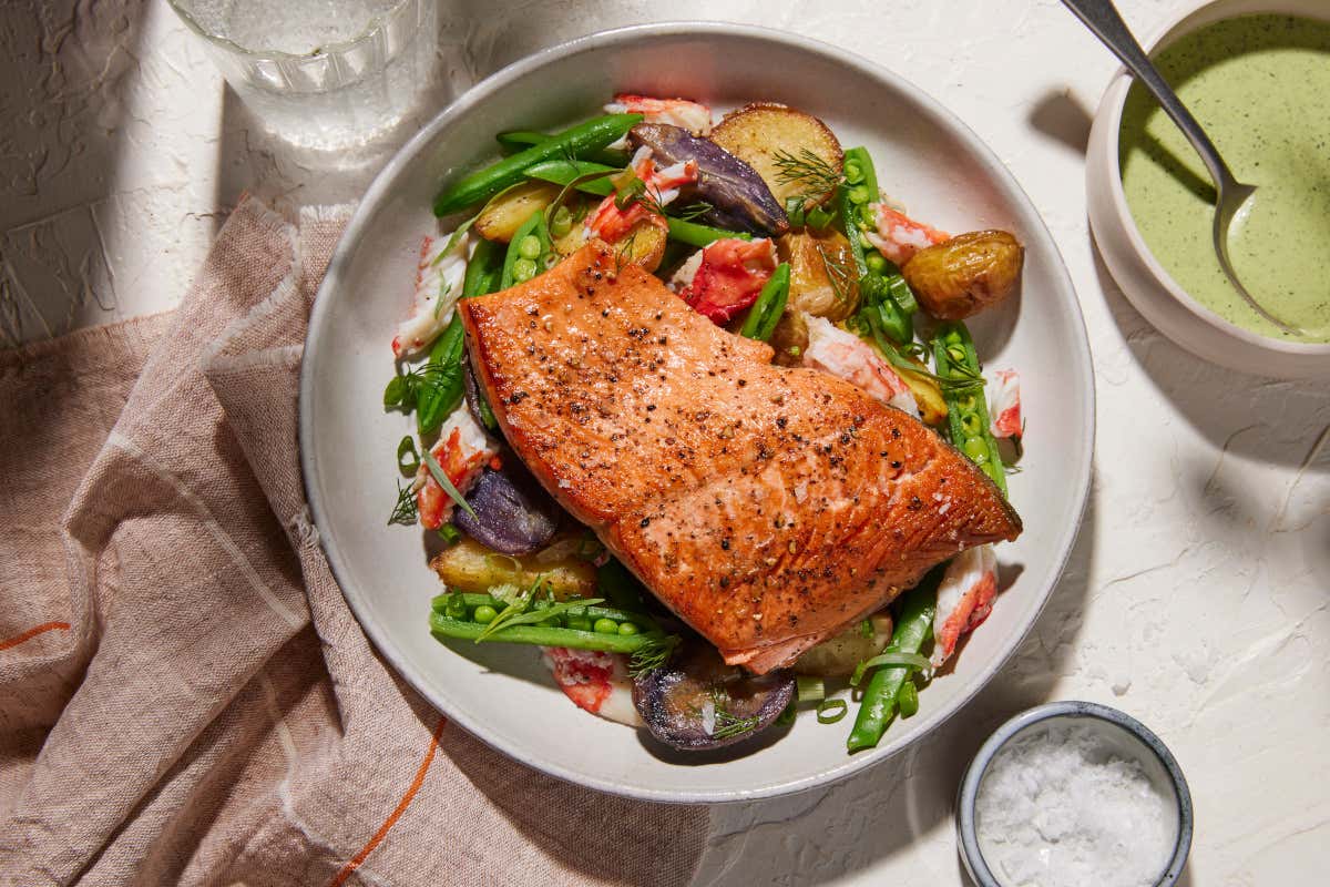 La versatilità del pese dell'Alaska, in questo Salmone rosso con patate novelle e hash di Granchio reale